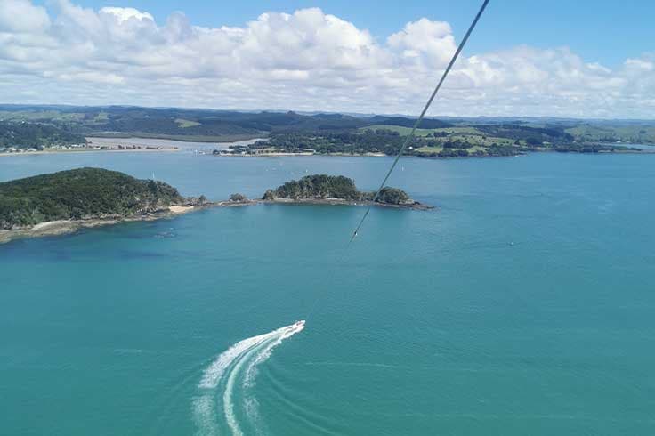 Parasailing above Paihia (Bay of Islands) Parasailing above Paihia (Bay of Islands)